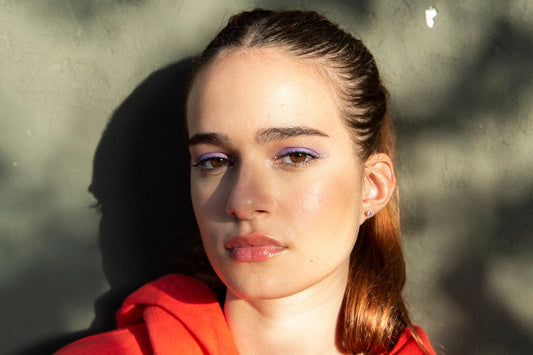 natural-glow-minimalist-makeup-lavender-eyeliner-sunlit-portrait